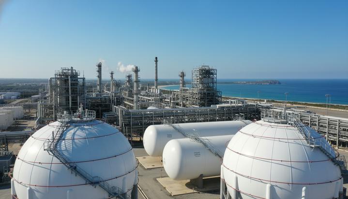 L&T получила контракт на строительство хранилищ для СПГ в Индии Крупные белые сферические и цилиндрические резервуары для хранения СПГ на территории современного нефтехимического комплекса у побережья.