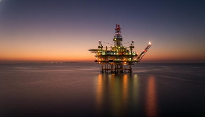 Нефть Brent подорожала до 97,5 доллара из-за конфликта на Ближнем Востоке
